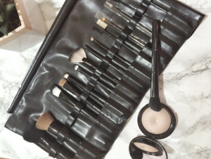 crownbrush with compact